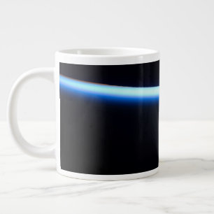 地球の薄い大気の線とギビングの月 ジャンボコーヒーマグカップ