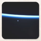 地球の薄い大気の線とギビングの月 スクエアペーパーコースター (正面)