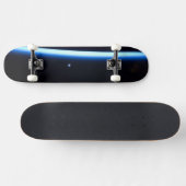 地球の薄い大気の線とギビングの月 スケートボード (横)