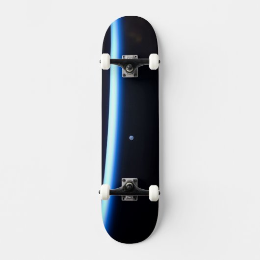 地球の薄い大気の線とギビングの月 スケートボード (正面)