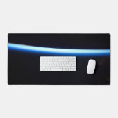 地球の薄い大気の線とギビングの月 デスクマット (キーボード&マウス)