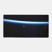 地球の薄い大気の線とギビングの月 デスクマット (正面)