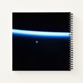 地球の薄い大気の線とギビングの月 ノートブック (裏面)