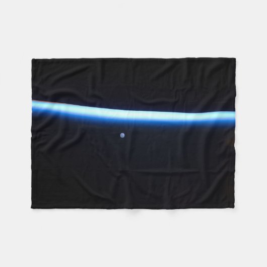 地球の薄い大気の線とギビングの月 フリースブランケット (正面(横))