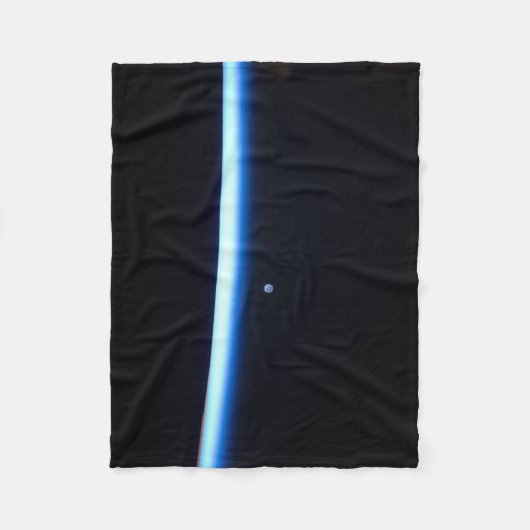 地球の薄い大気の線とギビングの月 フリースブランケット (正面)