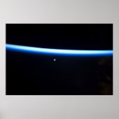 地球の薄い大気の線とギビングの月 ポスター (正面)