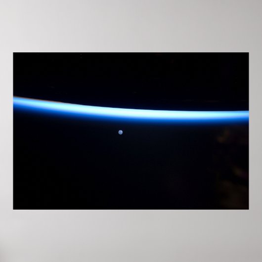 地球の薄い大気の線とギビングの月 ポスター (正面)