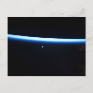 地球の薄い大気の線とギビングの月 ポストカード