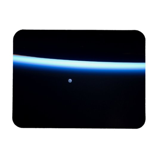 地球の薄い大気の線とギビングの月 マグネット (横)