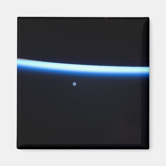 地球の薄い大気の線とギビングの月 マグネット (正面)