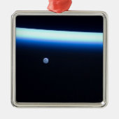 地球の薄い大気の線とギビングの月 メタルオーナメント (正面)