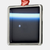 地球の薄い大気の線とギビングの月 メタルオーナメント (左)