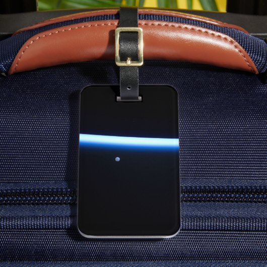 地球の薄い大気の線とギビングの月 ラゲッジタグ (正面インサイチュ2)