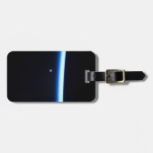 地球の薄い大気の線とギビングの月 ラゲッジタグ (正面横)