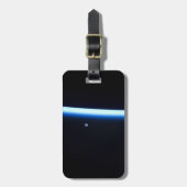 地球の薄い大気の線とギビングの月 ラゲッジタグ (正面縦)