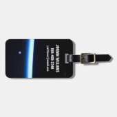 地球の薄い大気の線とギビングの月 ラゲッジタグ (正面横)