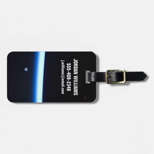 地球の薄い大気の線とギビングの月 ラゲッジタグ (正面横)