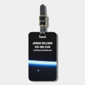 地球の薄い大気の線とギビングの月 ラゲッジタグ (正面縦)