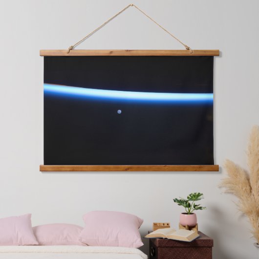 地球の薄い大気の線とギビングの月 吊り下げ型タペストリー (寝室)