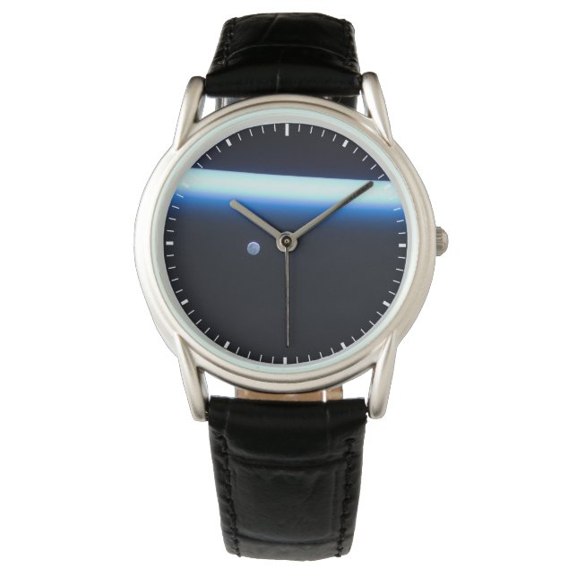 地球の薄い大気の線とギビングの月 腕時計 (正面)