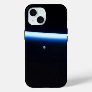 地球の薄い大気の線とギビングの月 iPhone 15ケース