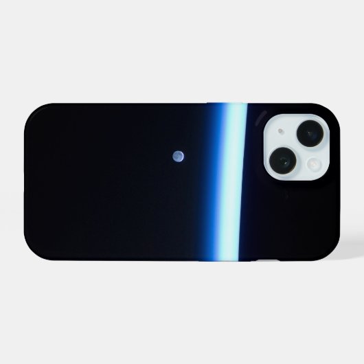 地球の薄い大気の線とギビングの月 iPhone 15ケース (裏面横)
