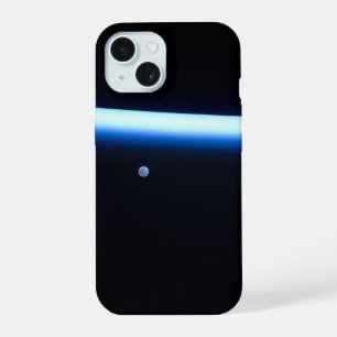 地球の薄い大気の線とギビングの月 iPhone 15ケース