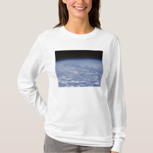 地球のatmospheの斜めの地平線の概観 tシャツ