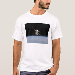 地球のhorizの上のSoyuz TMA-11の宇宙船 Tシャツ