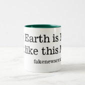 地球は平らです。  ちょうどこのマグのように ツートーンマグカップ (中央)