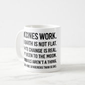 地球は平らではなく、気候変動は実在 コーヒーマグカップ (正面左)