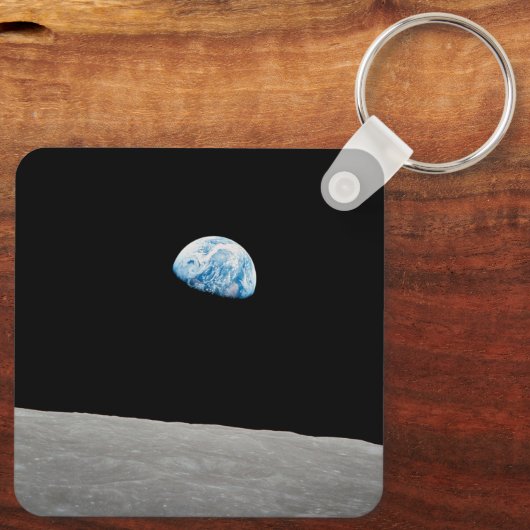 地球は月面地平線の上に上昇する。 キーホルダー (裏面)