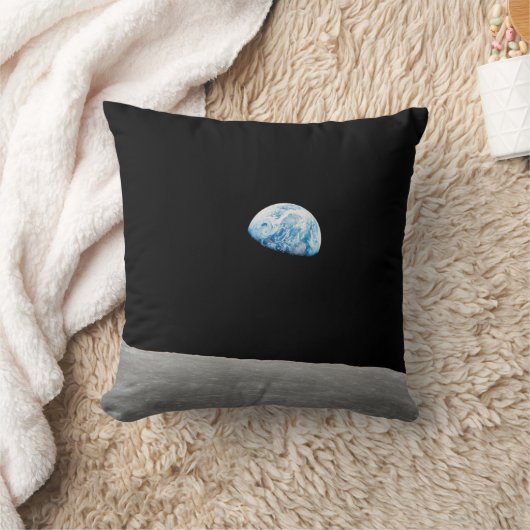 地球は月面地平線の上に上昇する。 クッション (ブランケット)