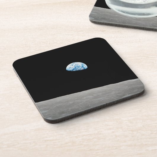 地球は月面地平線の上に上昇する。 コースター (左側)