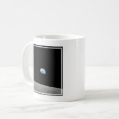 地球は月面地平線の上に上昇する。 コーヒーマグカップ (正面左)