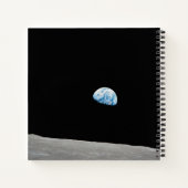 地球は月面地平線の上に上昇する。 ノートブック (裏面)