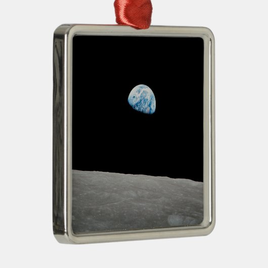 地球は月面地平線の上に上昇する。 メタルオーナメント (右)