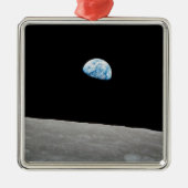 地球は月面地平線の上に上昇する。 メタルオーナメント (正面)