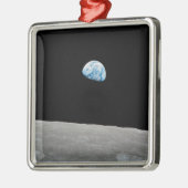 地球は月面地平線の上に上昇する。 メタルオーナメント (左)