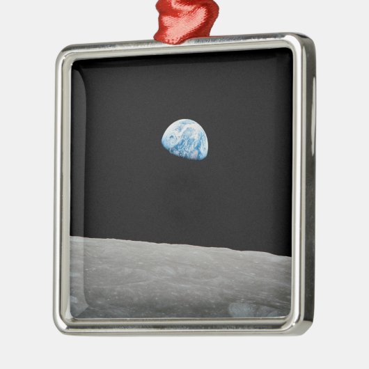 地球は月面地平線の上に上昇する。 メタルオーナメント (左)