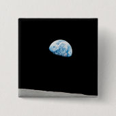 地球は月面地平線の上に上昇する。 缶バッジ (正面)