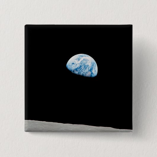地球は月面地平線の上に上昇する。 缶バッジ (正面)
