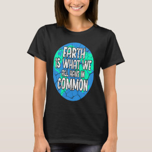 地球は私たち全員が共通の母なる地球に持っているもの Tシャツ