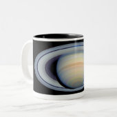 地球への広角のリングや輪が付いている土星 ツートーンマグカップ (正面左)
