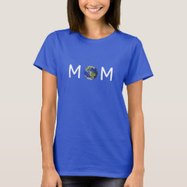 地球を抱えるママのTシャツ Tシャツ