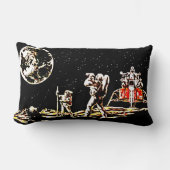 地球を見ている宇宙飛行士 – レトロ銀河系 ランバークッション (正面)