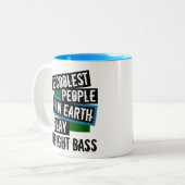 地球上で最もクールな人々は直立した低音を遊びます ツートーンマグカップ (正面左)