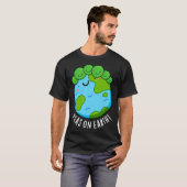 地球上のエンドウ豆 おもしろ野菜 平和のパロディ ダーク背景Tシャツ Tシャツ (正面フル)