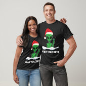 地球上の平和 楽しいクリスマス サンタクロースの帽子 クリスマス Tシャツ (ユニセックス)