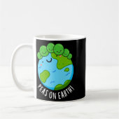 地球上の豆 おもしろ野菜 平和のパロディ ダーク背景Tシャツ コーヒーマグカップ (左)